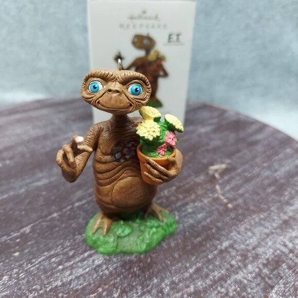 Hallmark Keepsake E.T. The Extra-Terrestrial 30th Anniversary Ornament - Picture 2 of 7